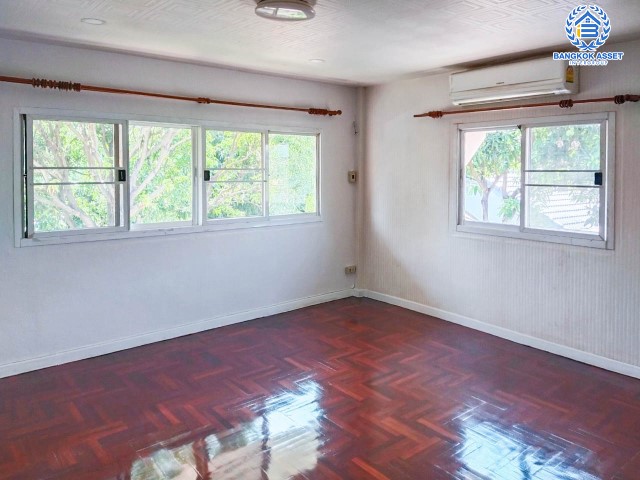 *****บ้านเดี่ยวมือสองย่านกรุงเทพฯ ม.ซื่อตรง28 นวมินทร์ เนื้อที่กว้างขวางมากถึง 108 ตร.ว. ฟังก์ชัน 5 ห้องนอน 4 ห้องน้ำ ที่จอดรถ 2 คัน บ้านหลังใหญ่ พื้นที่ใช้สอยกว้างขวาง พร้อมเข้าอยู่ บนทำเลแห่งการเดินทาง ใกล้รถไฟฟ้าสายสีชมพู "สถานีรามอินทรา40" และจุดขึ้นทางด่วน "รามอินทรา"